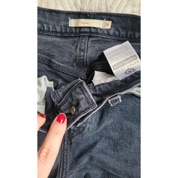 Levi's wedgie straight 28 EUC - Picture 2 of 4